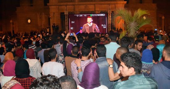بالصور.. تامر عاشور يبدأ حفله على مسرح جامعة القاهرة
