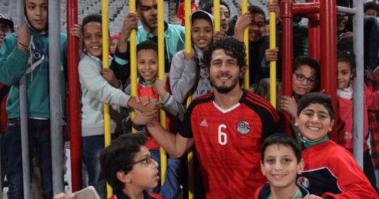 بالصور.. مدارس للأيتام فى ودية منتخب مصر وتوجو