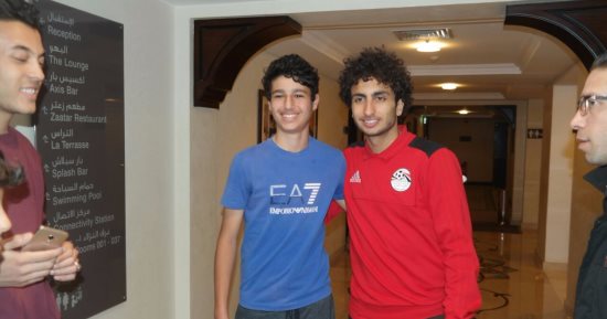 بالصور.. المعجبون يلتقطون صورًا تذكارية مع لاعبى المنتخب بالفندق