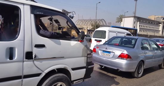 كثافات مرورية أعلى كوبرى 15 مايو بسبب التجمع المدرسى