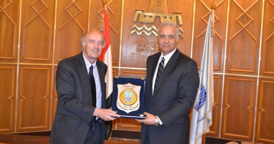 رئيس جامعة الإسكندرية يستقبل رئيس الوكالة الفرانكفونية لبحث العلاقات المشتركة