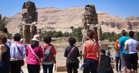 بالصور.. تمثالا ممنون بالبر الغربى بالأقصر يجذب السياح