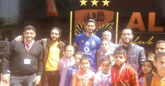 نجوم الأهلى يلتقطون صورا تذكارية مع أطفال احدى جمعيات الأيتام