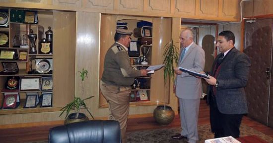 مدير أمن المنيا يكرم الأفراد والضباط المتميزين