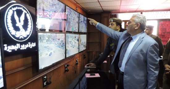 بالصور.. مدير أمن البحيرة فى جولة مفاجئة بمركز دمنهور وإدارة المرور