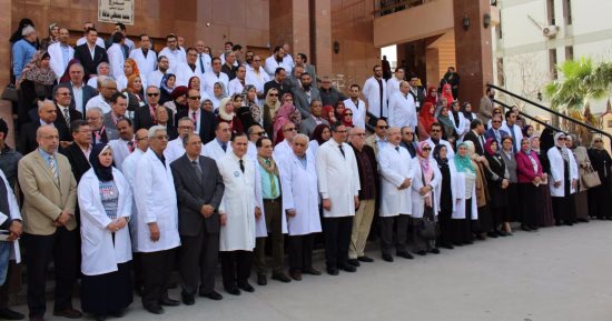 بالصور..وقفة لأساتذة طب المنصورة اعتراضا على توصية البرلمان بعزل رئيس الجامعة