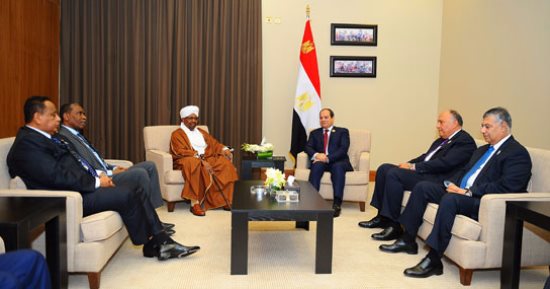 السفير السودانى يعود للقاهرة بعد مشاركته فى قمة السيسى ـ البشير