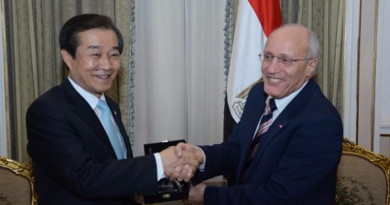 وزير الإنتاج الحربى يبحث مع كوريا والمجر سبل التعاون فى مجالات التصنيع 