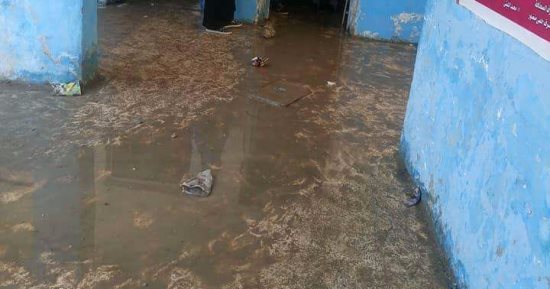 بالصور.. مدرسة بقنا تعوم فى مياه ترعة الكوم الأحمر