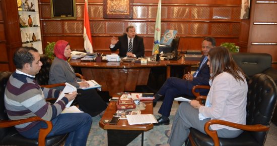 وزير القوى العاملة يبحث مع مسئول دولى تدريب سيدات الصعيد على الحرف اليدوية