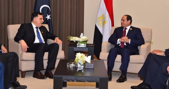 السيسى لـ "السراج": مصر متمسكة بالتوصل لحل سياسى للأزمة الليبية 