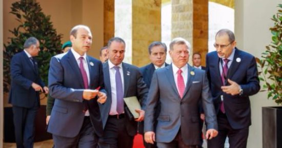 الرئيس الموريتانى يسلم رئاسة القمة العربية لملك الأردن