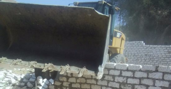 بالصور.. إخلاء 3 منازل من الخارجين على القانون فى قرية الجعافرة بأسوان