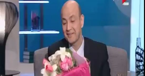 بالفيديو..خالد الصاوى يهدى عمرو أديب باقة ورد: "حمد الله على السلامة 