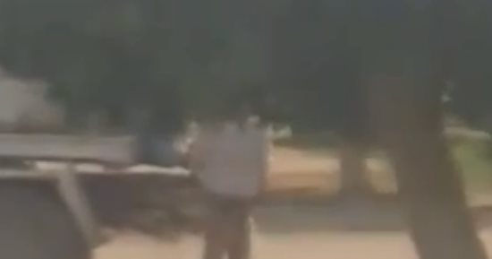 بالفيديو..سيارة صرف صحى تتخلص من مخلفاتها بمنطقة "إسكندرية التحرير" بأسيوط