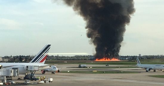 بالفيديو.. اللقطات الأولى للسيطرة على حريق قرب مطار أورلى فى باريس