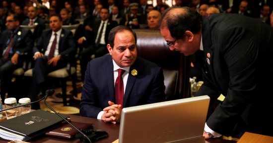 قراءة فى مغادرة الرئيس السيسى لقاعة القمة العربية أثناء خطاب تميم.. رفض أكاذيب أمير قطر ومحاولته إسباغ الشرعية على كيانات إرهابية.. رد متحضر وتصرف راقٍ أثلج قلوب المصريين ووجه 3 رسائل ضد "تجاوزات الدوحة"