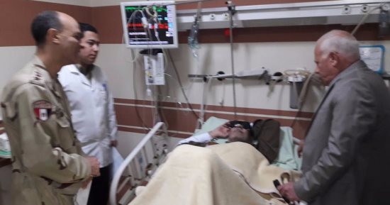بالصور.. محافظ بورسعيد يزور قائد المقاومة الشعبية داخل المستشفى