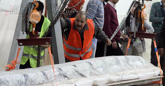 بالصور.. الآثار تبدأ رفع أطول قطعة خشبة فى مركب خوفو 