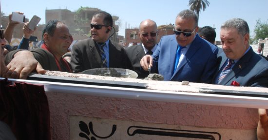 محافظ الجيزة يضع حجر أساس مدرسة ثانوية بـ"نزلة الشوبك" احتفالا بالعيد القومى