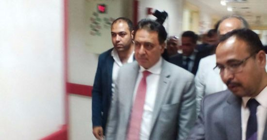 بالصور.. وزير الصحة يتفقد مستشفى سيوة ويمنح العاملين مكافأة شهراً