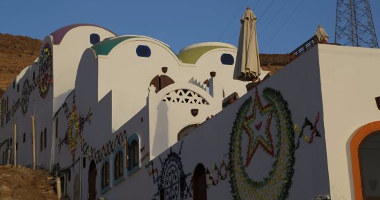 بالصور.. فندق فى غرب سهيل يتحول لجاليرى مفتوح لرسم تراث النوبة على الجدران