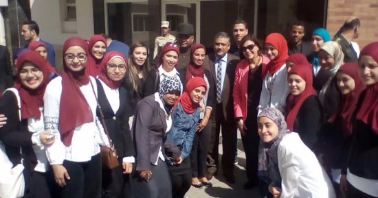 وفد من جامعة عين شمس يهدى الزهور لمصابى الجيش بمستشفى الحلمية العسكرى