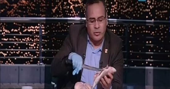 بالفيديو..بعد دعوات مقاطعته.. جابر القرموطى يتناول سمك نيئ على الهواء بـ"آخر النهار"