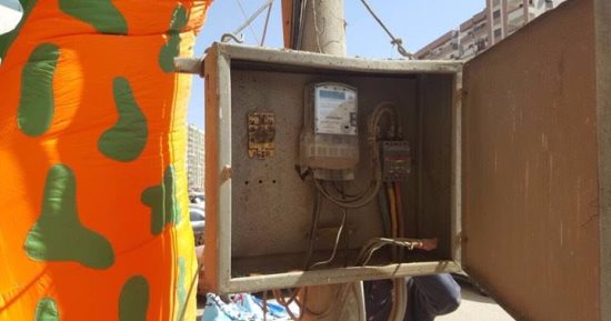 بالفيديو والصور.. أسلاك الكهرباء والضغط العالى عارية فى شوارع أسيوط