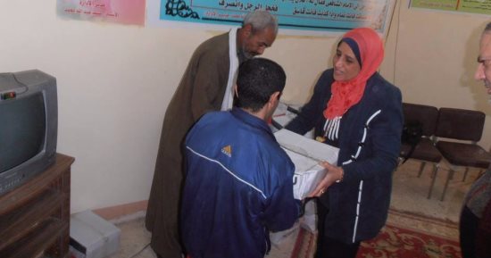 بالصور.. توزيع كراتين مواد غذائية بسعر 25 جنيه للكرتونة لأهالى كفر الشيخ