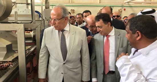 وزير التنمية المحلية يتفقد مصنع تمور بمطروح على هامش مؤتمر السياحة العلاجية