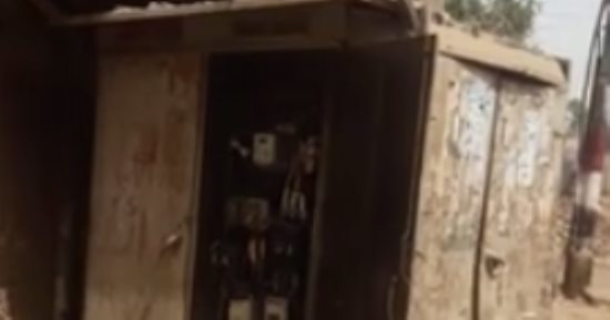 مواطن يطالب بنقل كابينة كهرباء فى قرية "الشيخ جبر" بسوهاج