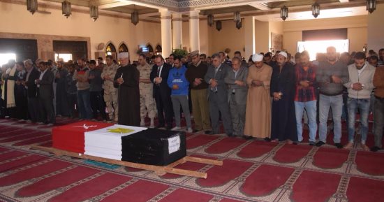 بالفيديو.. محافظ بنى سويف يتقدم الجنازة العسكرية للشهيد محمود قرنى