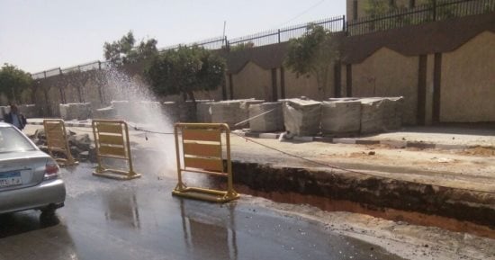 انفجار خط المياه الرئيسى بالمحلة.. وشلل فى حركة المرور