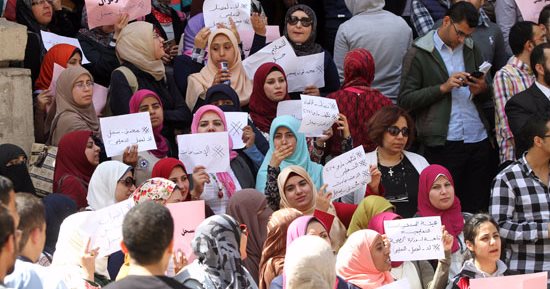 بالصور.. وقفة احتجاجية لأطباء التكليف أمام دار الحكمة بشعار "لا للفصل التعليمى"
