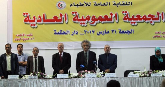 نقيب الأطباء للخريجين الجدد: تمسكوا بأخلاقيات المهنة والمهارة فى العمل
