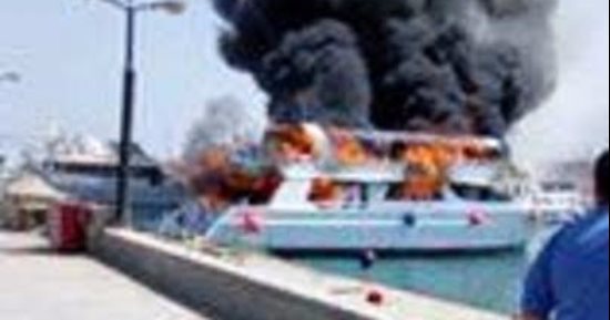 غرق مركب نزهة بحرية بعد حريقها فى العين السخنة