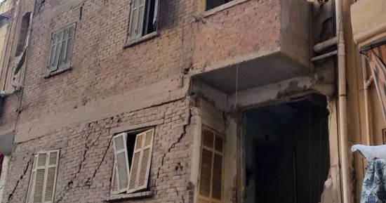 بالصور.. عقار متهالك بشارع الشيمى بك فى الإسكندرية يهدد سلامة السكان
