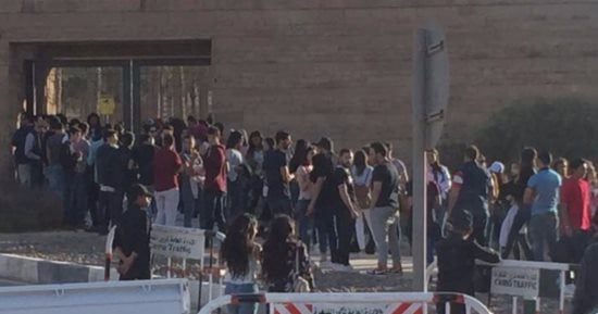 بدء توافد الجمهور على حفل تامر حسنى بالجامعة الأمريكية