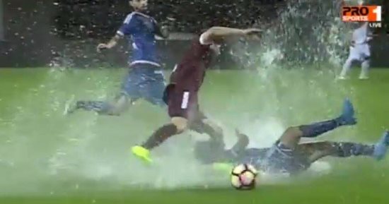 شاهد.. ملعب مباراة الفيصلى والعدالة بكأس خادم الحرمين يتحول لـ"حمام سباحة"