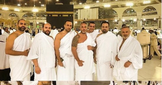 عاصى الحلانى ينشر صورته بملابس الإحرام أثناء قضاء مناسك العمرة
