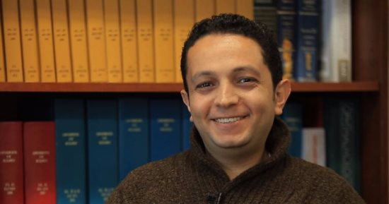 تطبيق إحدى التجارب العلمية على الإعلامى أحمد فايق فى برنامج "مصر تستطيع"