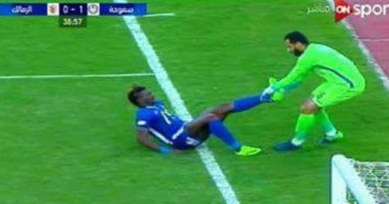 بالفيديو.. خروجًا على أخلاق الفرسان "البيض".. جنش "يجرجر" مالو سموحة