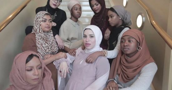 بالفيديو.. أمريكية تحتفى بالحجاب بأغنية "راب" 