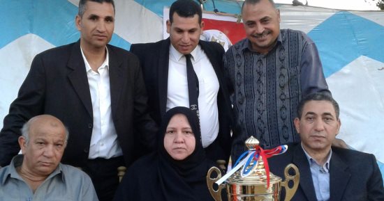 بالفيديو..أهالى قرية "المسلمى" بالشرقية يكرمون والدة الشهيد التى أبكت الرئيس 