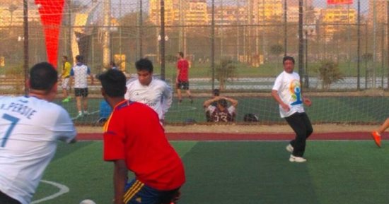 القبض على 21 شخصاً يلعبون كرة القدم بملعب خماسى وقت الحظر بالمنيا