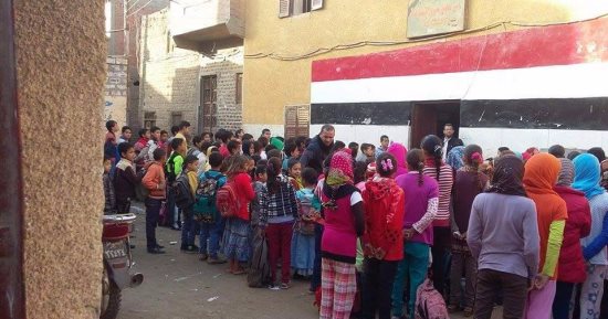بالصور.. تلاميذ "بنى يحيى" يؤدون طابور الصباح فى الشارع
