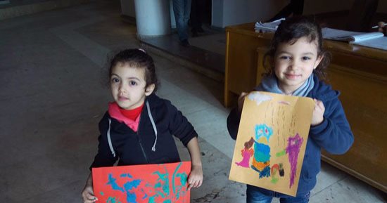 بالصور.. متحف الفن الحديث يعلم أطفال المدارس فنون الرسم