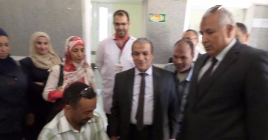 بالصور .. محافظ الوادى الجديد يتفقد أعمال حملة التطعيم ضد شلل الأطفال