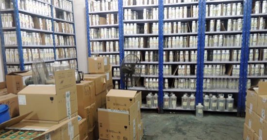 شرطة التموين تضبط 490 ألف زجاجة عطور مقلدة لأشهر الماركات العالمية بالموسكى